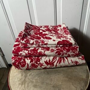 Pottery Barn Queen set w/ two Queen pillow cases